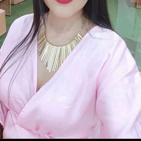 Elegant Gold Necklace - Picture 3 of 9